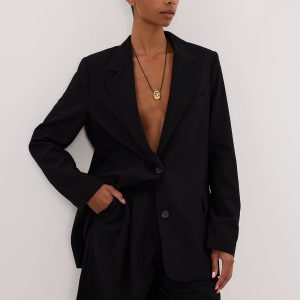 BLACK TAILORED BERMUDA SHORT